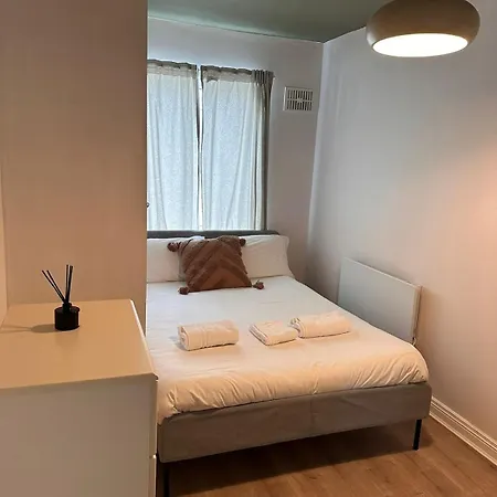 Compact 1 Bedroom Sofa Bed Next To Guinness *