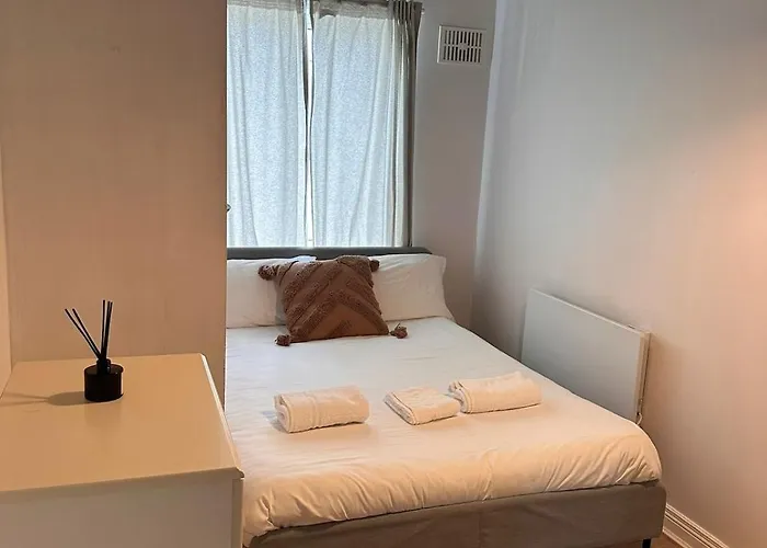 Compact 1 Bedroom Sofa Bed Next To Guinness *